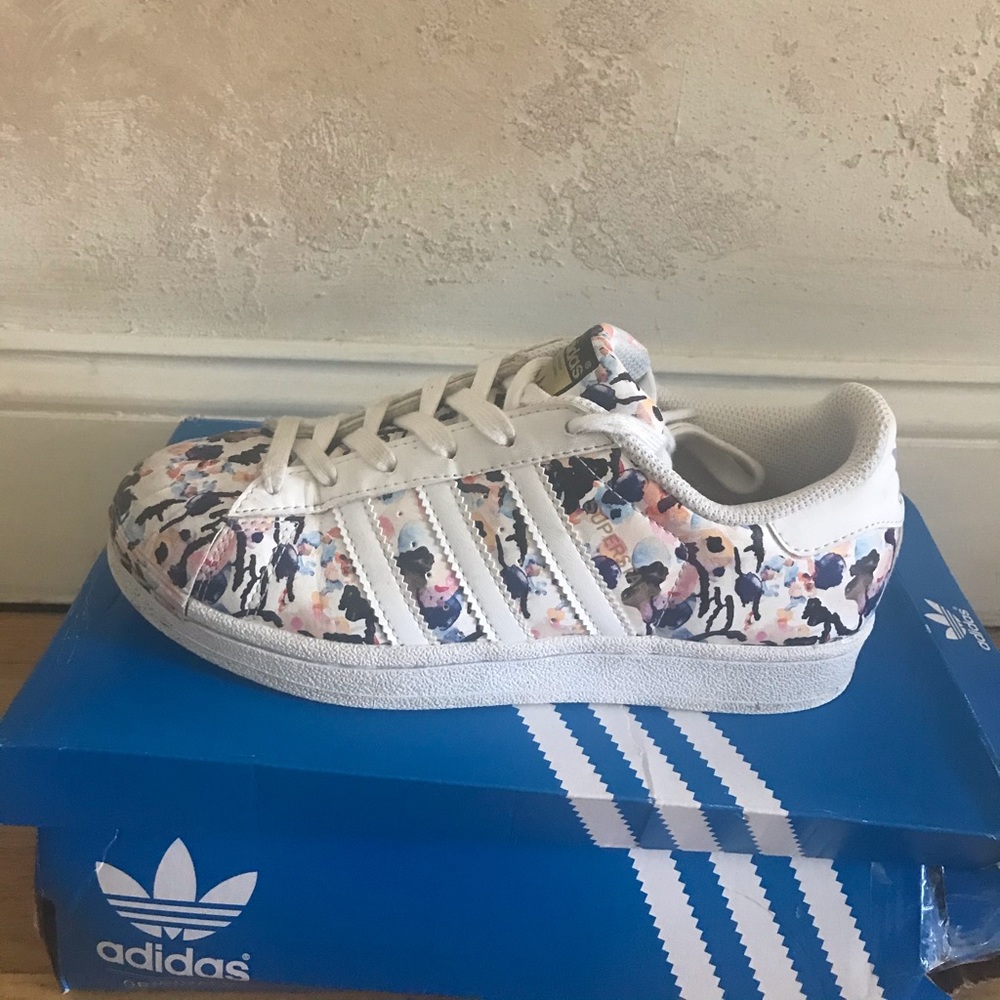 PRE OWNED KIDS FLORAL ADIDAS SUPERSTARS SIZE 4